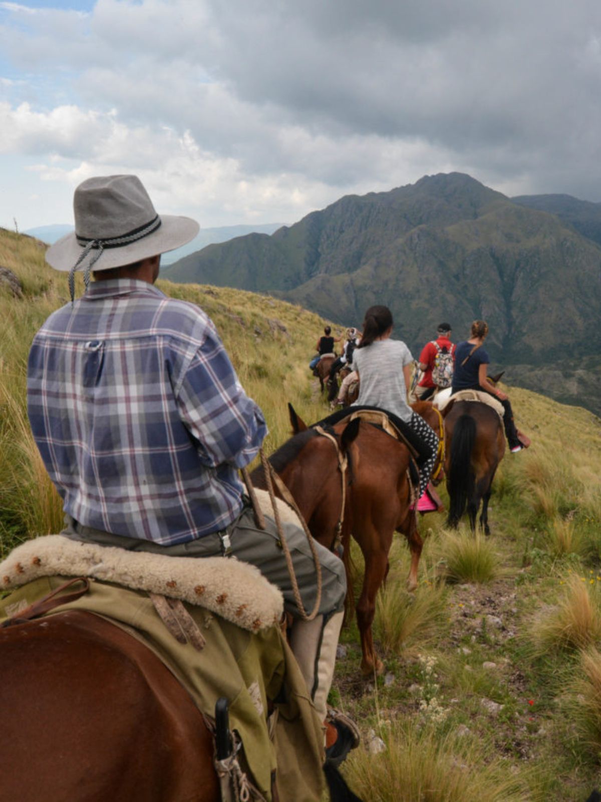 Cabalgata en el paisaje serrano