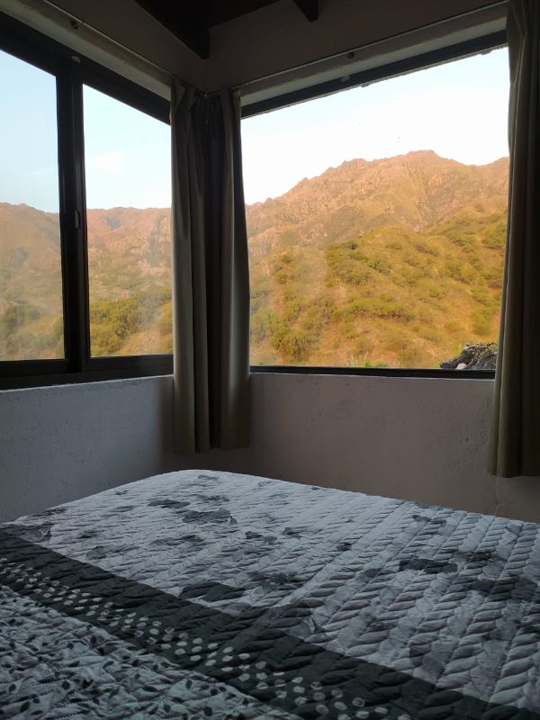Dormitorio con vista a la sierra