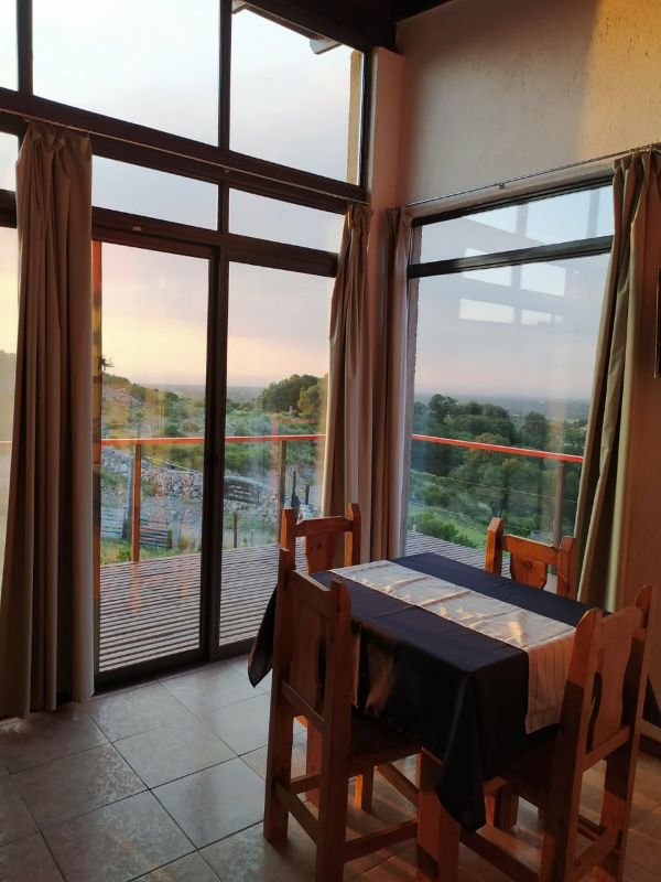 Comedor de una cabaña junto al ventanal