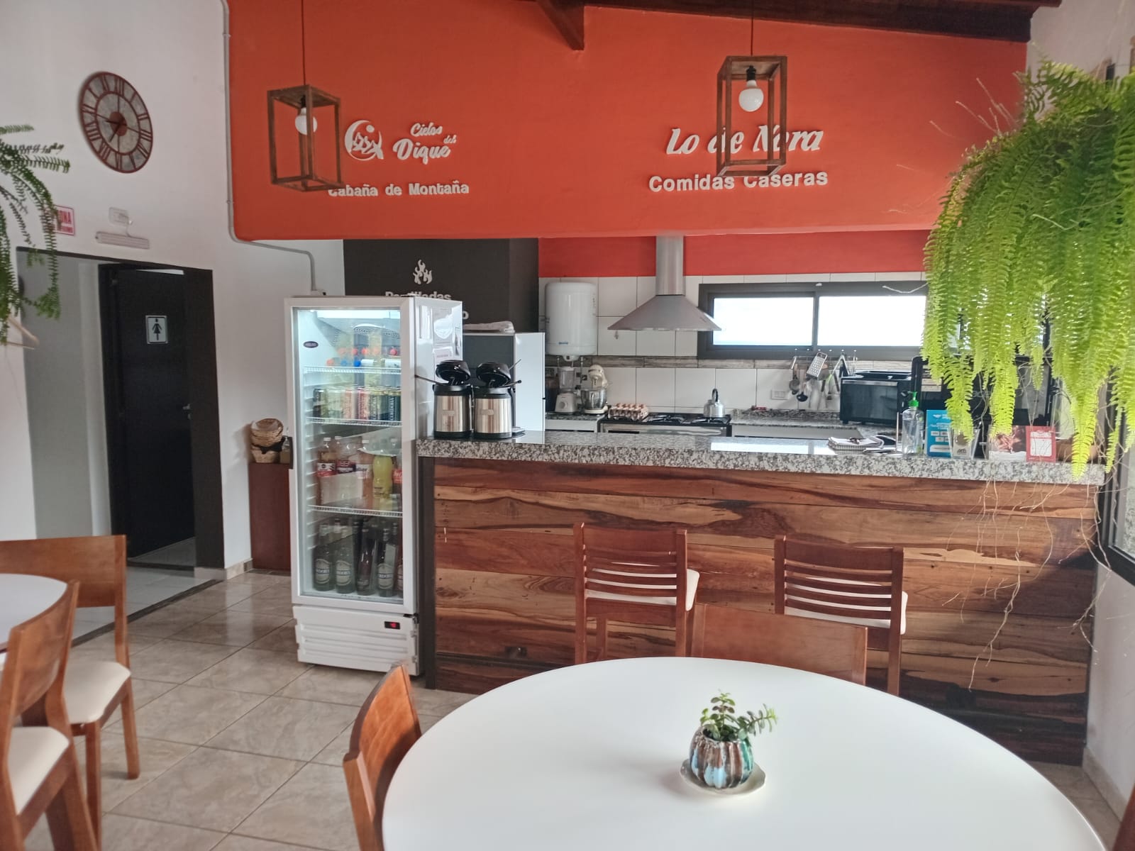 Bar y salón de Lo de Nora