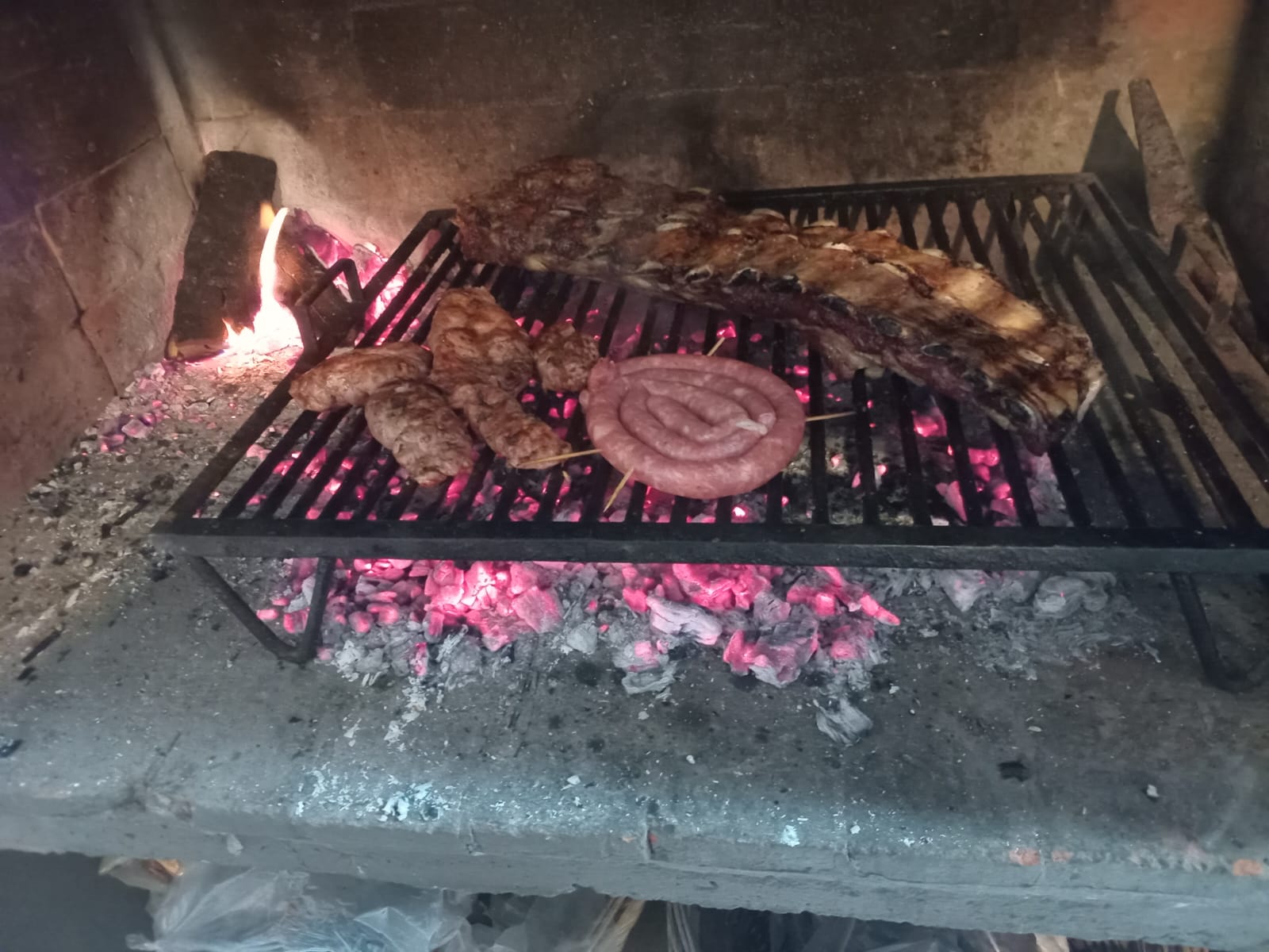 Parrilla con asado en Lo de Nora