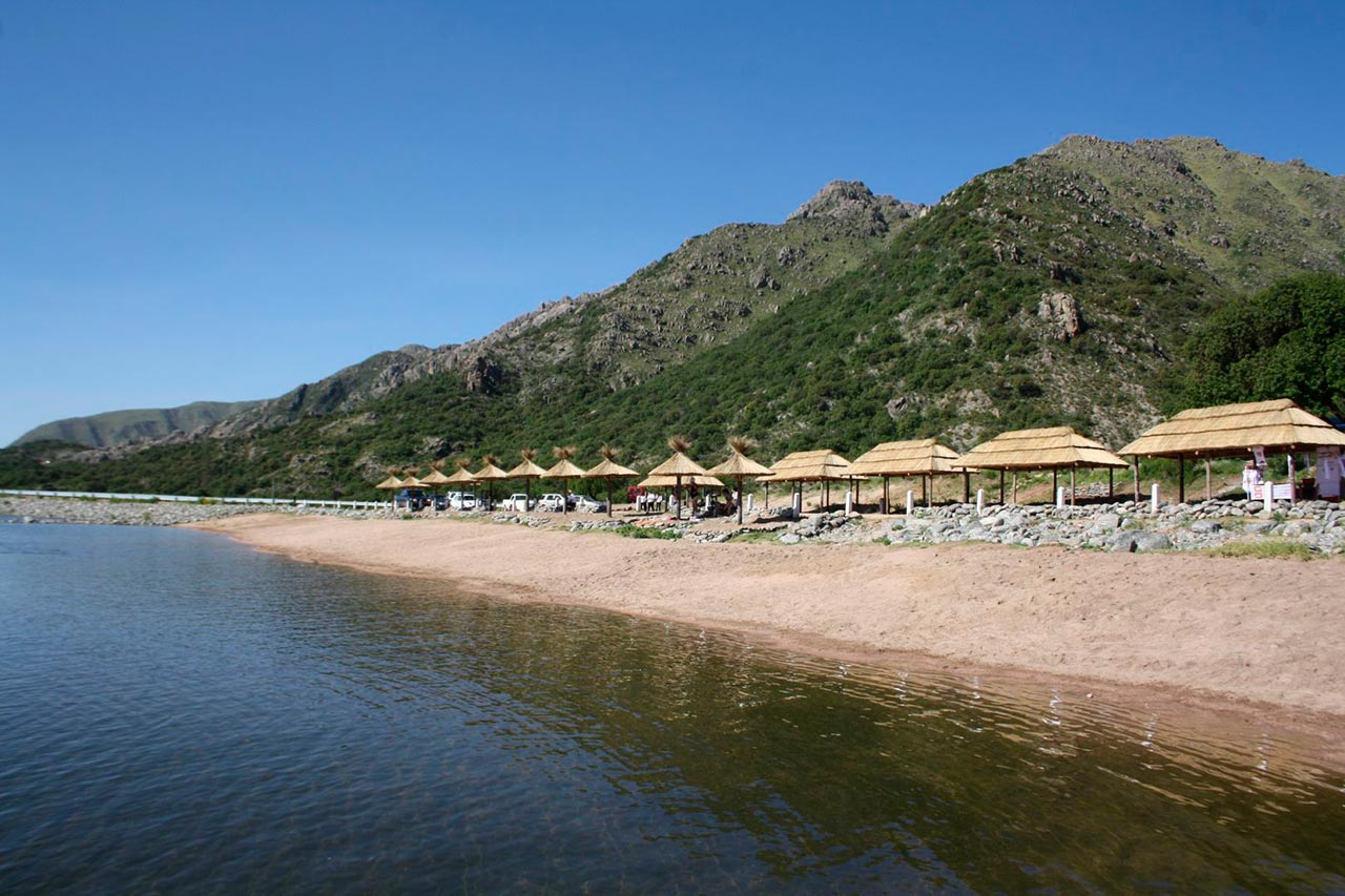 Dique Piscu Yaco rodeado por las sierras