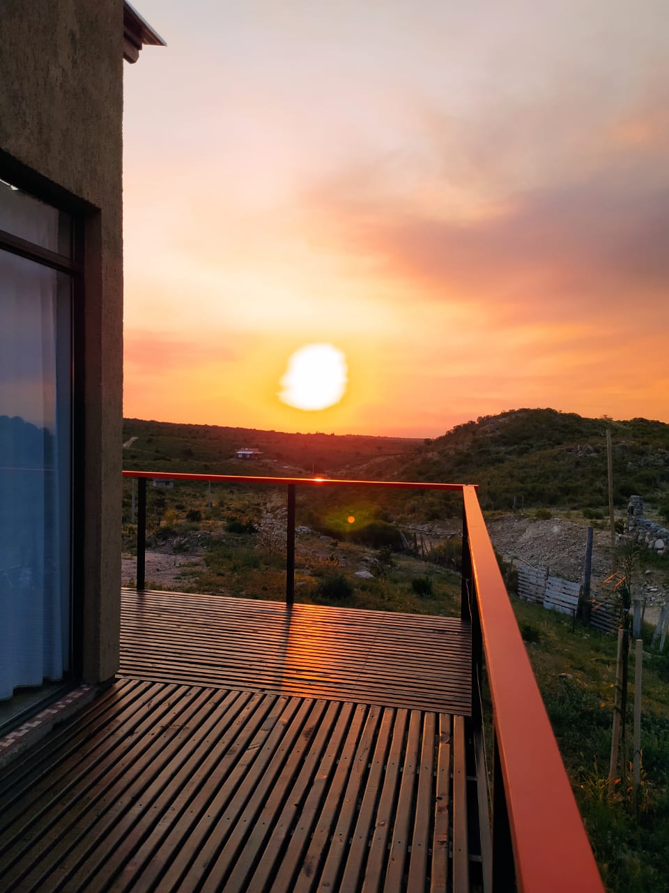 Atardecer desde el deck de Cielos del Dique