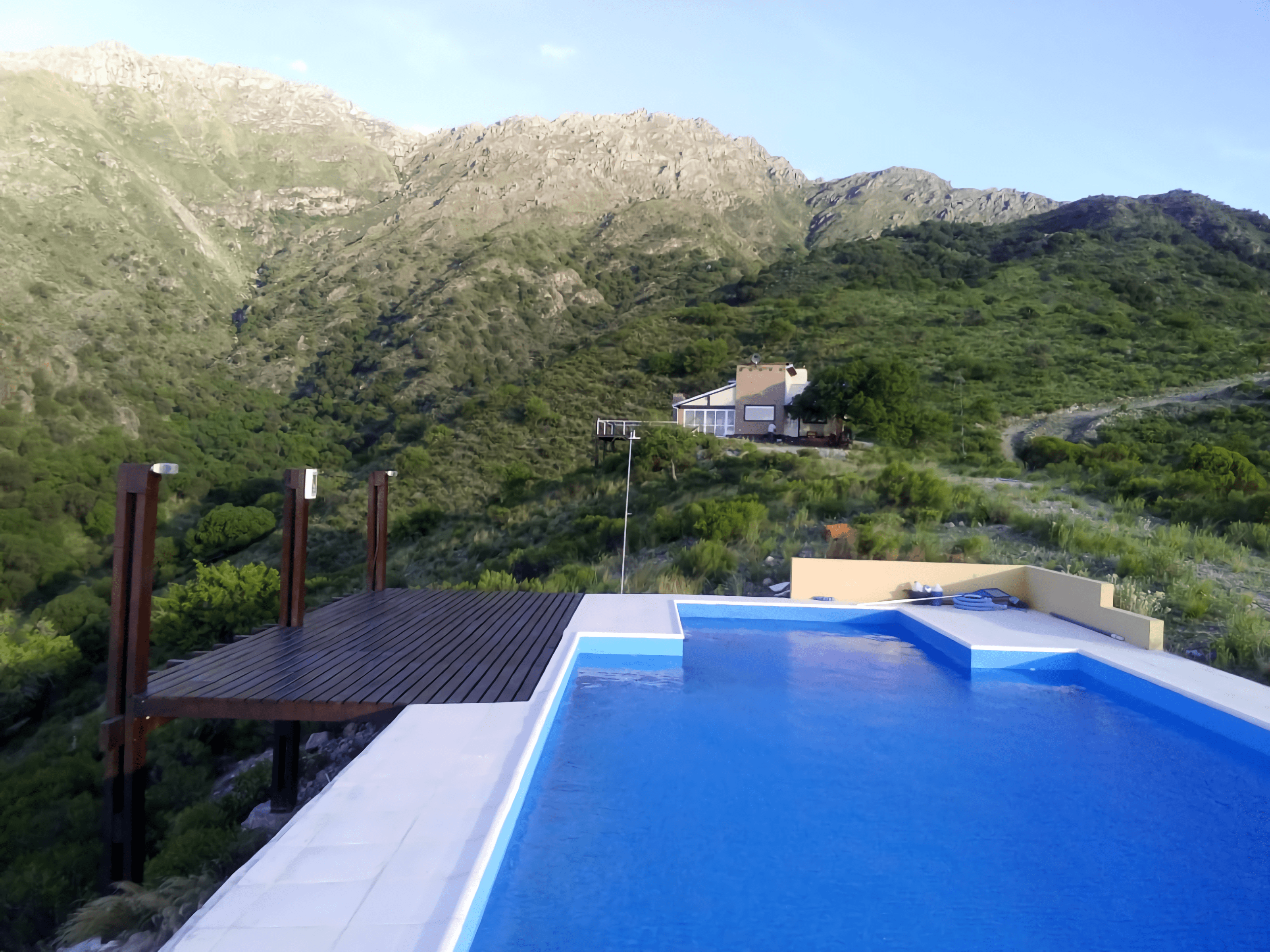 Pileta de Cielos del Dique con vista panorámica a la sierra