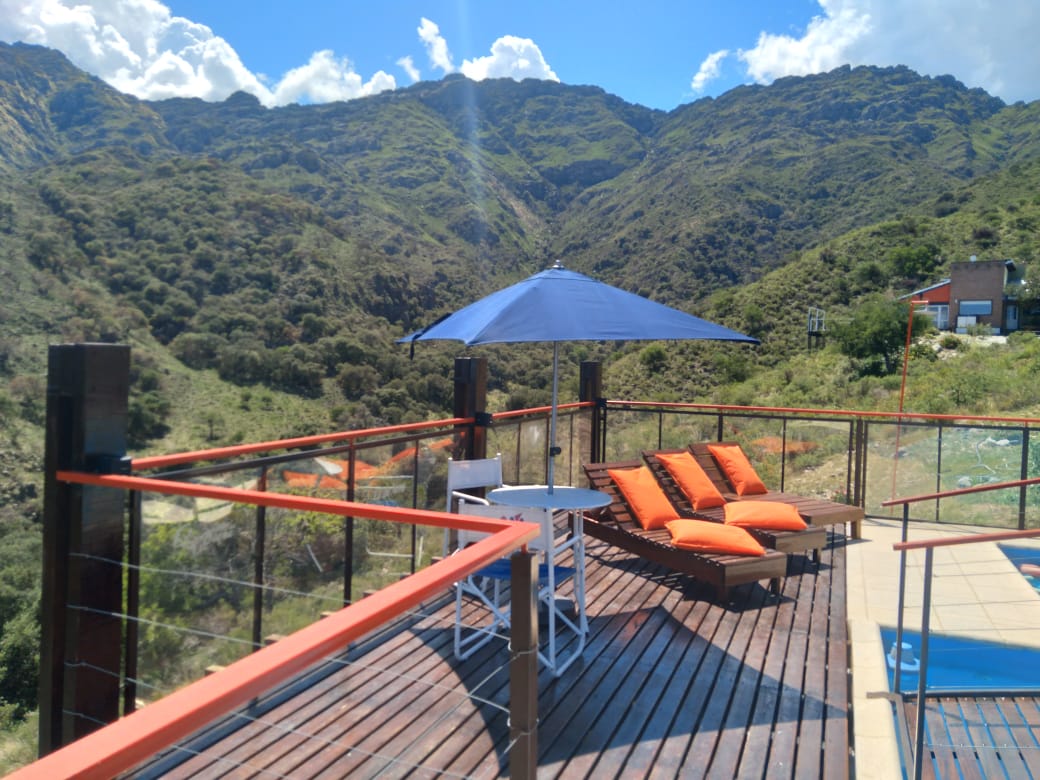 Deck con reposeras y vista a la sierra